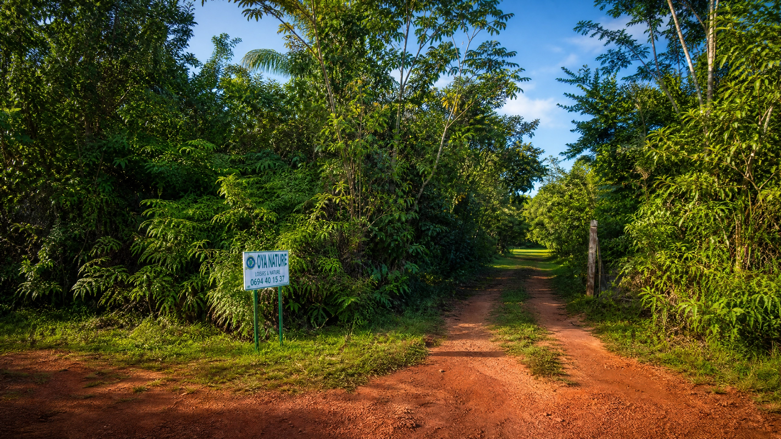Entrée du site Anim’Arc à Roura en Guyane dans un cadre naturel